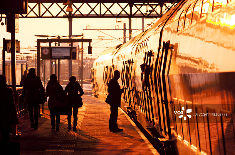 旅行者与列车员的剪影图片素材