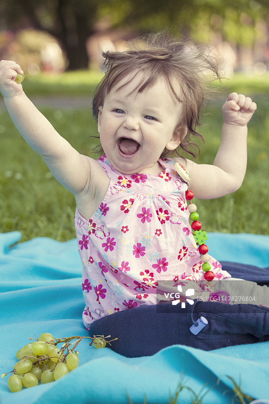 在公园里玩耍的快乐女婴图片素材