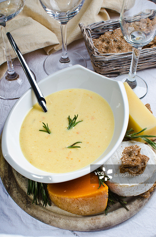 奶酪汤和奶酪板图片素材