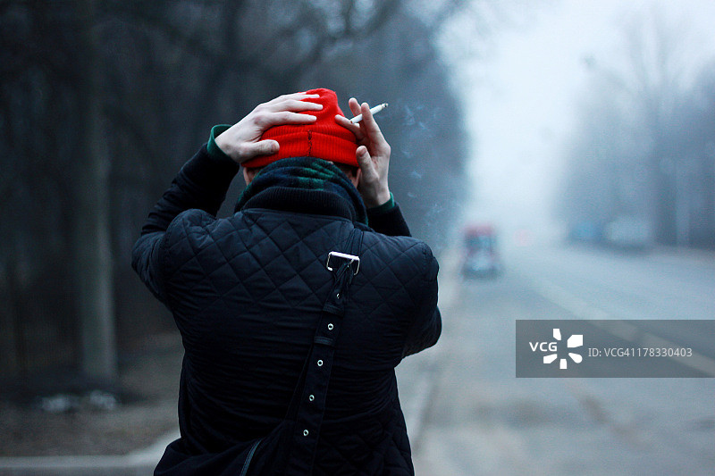 戴红帽子的男孩图片素材