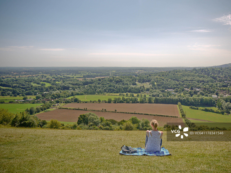 眺望英国乡村的女人图片素材