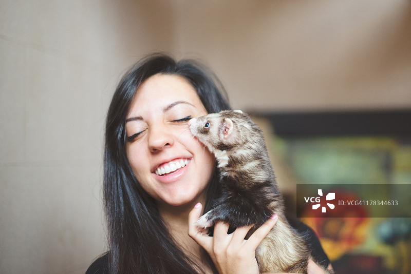 女孩和宠物雪貂图片素材