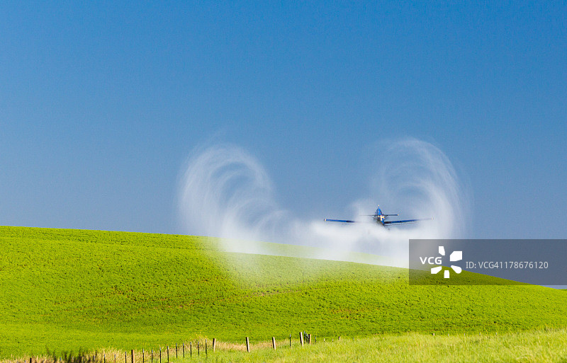 农用飞机和喷洒模式图片素材