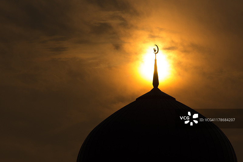 第一缕阳光：美丽清真寺之上的日出图片素材