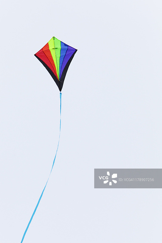 迎风飞舞的彩虹风筝图片素材