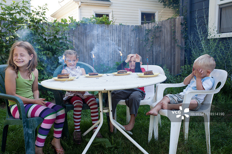 独立日的烟花棒和薄烤饼图片素材