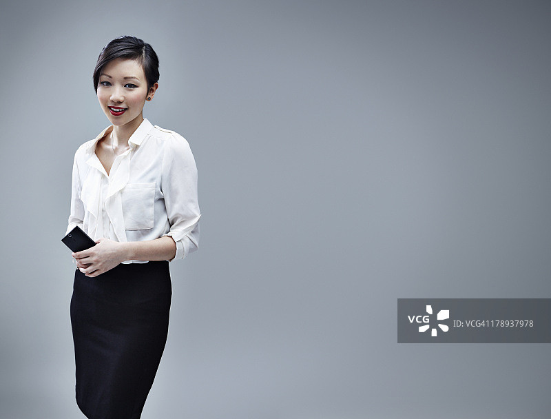 使用手机的中国女商人图片素材