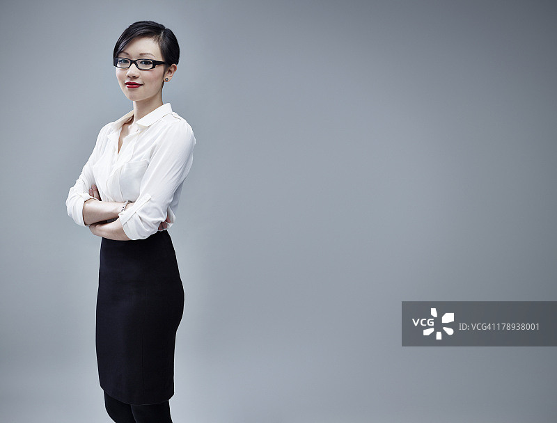 看着镜头的中国女商人图片素材