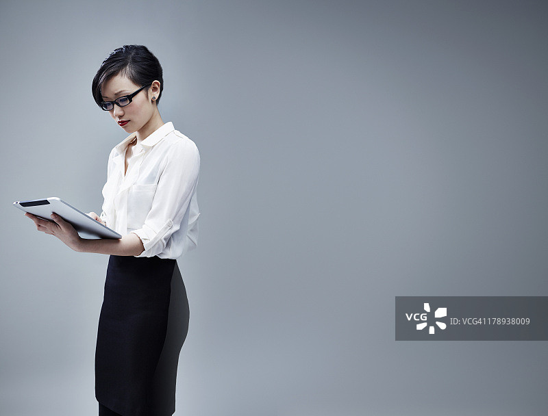 使用平板电脑的中国女商人图片素材