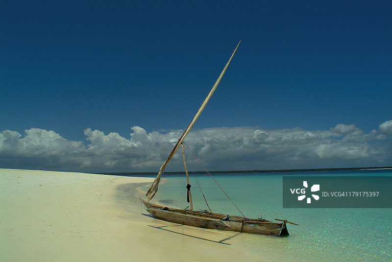 海滩上的帆船图片素材