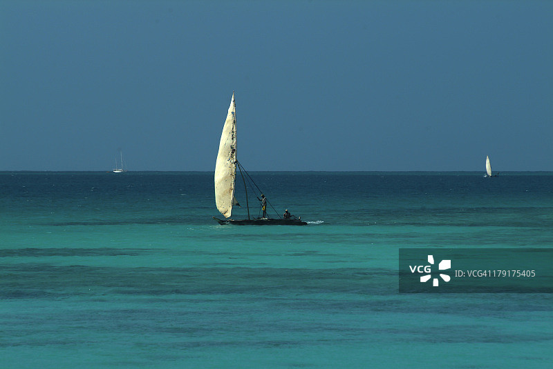 坦桑尼亚门姆巴岛航行的船只图片素材