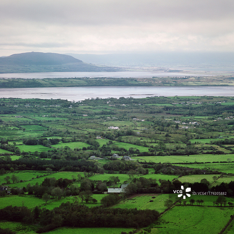蓝色海洋附近的绿地图片素材