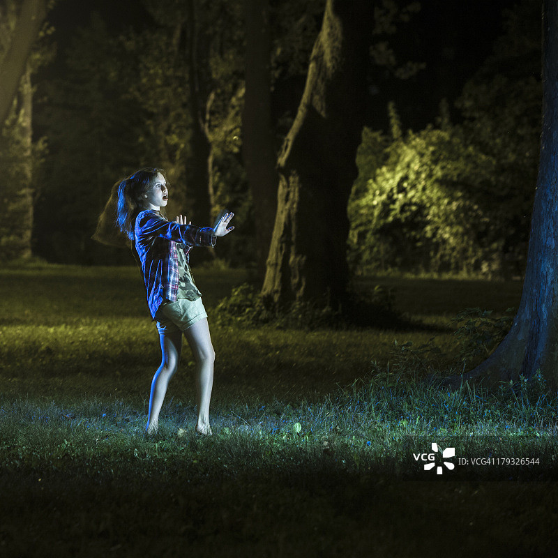 少女在夜晚的公园里害怕什么图片素材