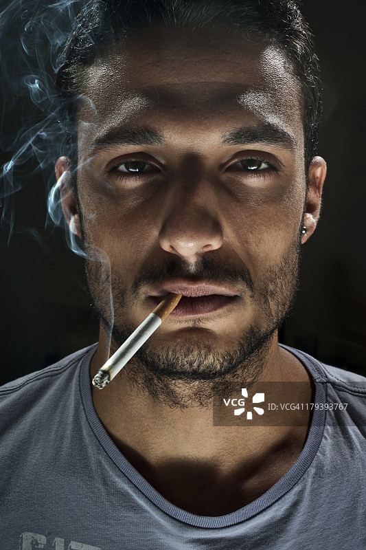 一个男人抽烟的肖像图片素材