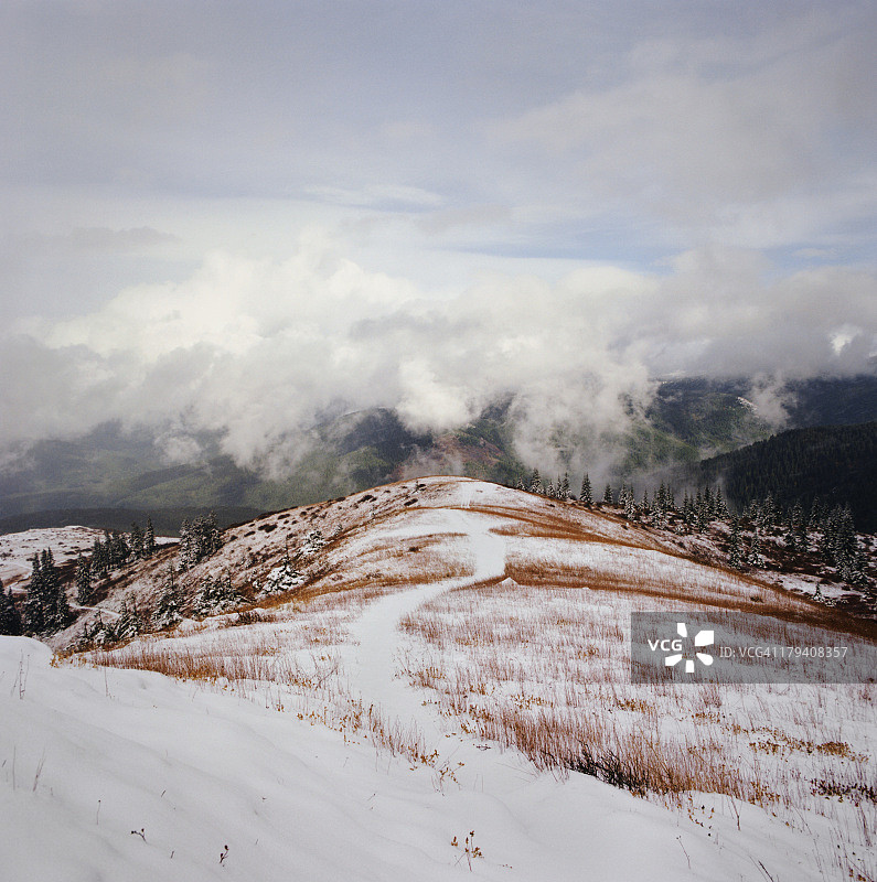 通往山丘的雪路图片素材