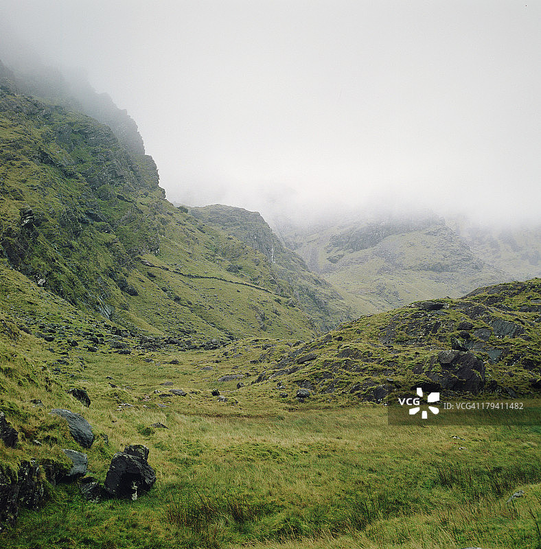 环绕着青山的大雾图片素材