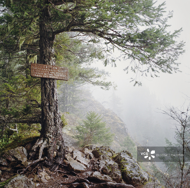 雾山小径路标图片素材