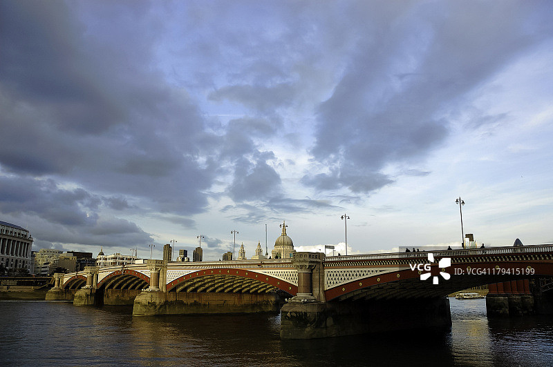布莱克法 Friars 大桥，泰晤士河，伦敦图片素材