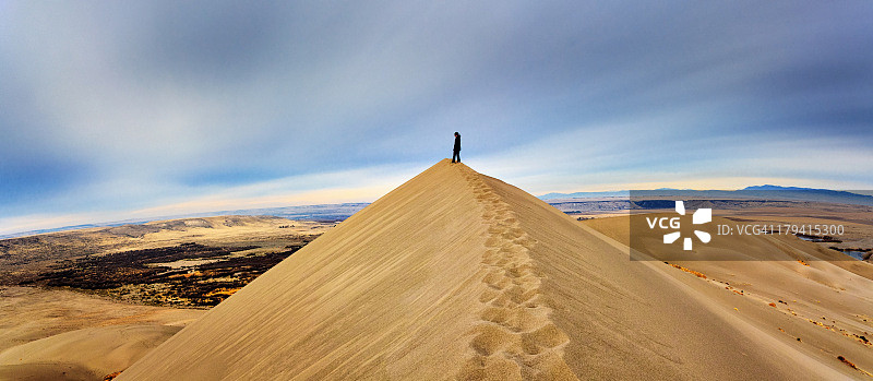 在布鲁诺沙丘大沙丘上的孤影图片素材
