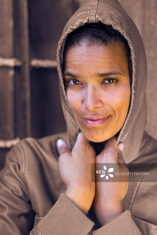 戴帽混血女性头像图片素材