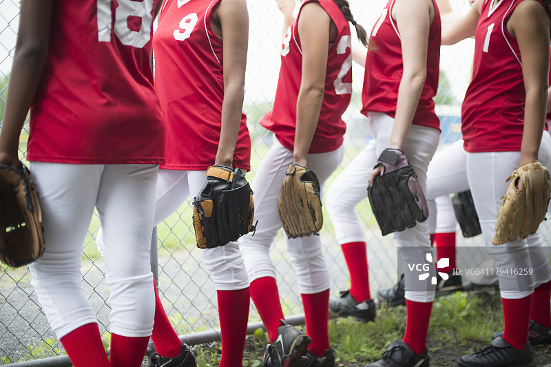 垒球手套和制服特写图片素材