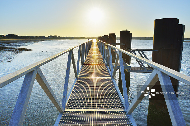 轮渡码头的钢铁栈桥图片素材