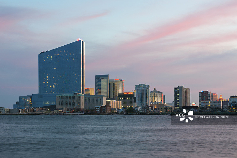 黄昏时从海湾看到的亚特兰大城天际线图片素材