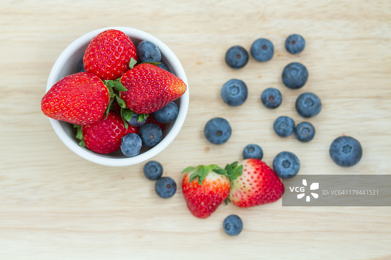新鲜草莓和蓝莓图片素材