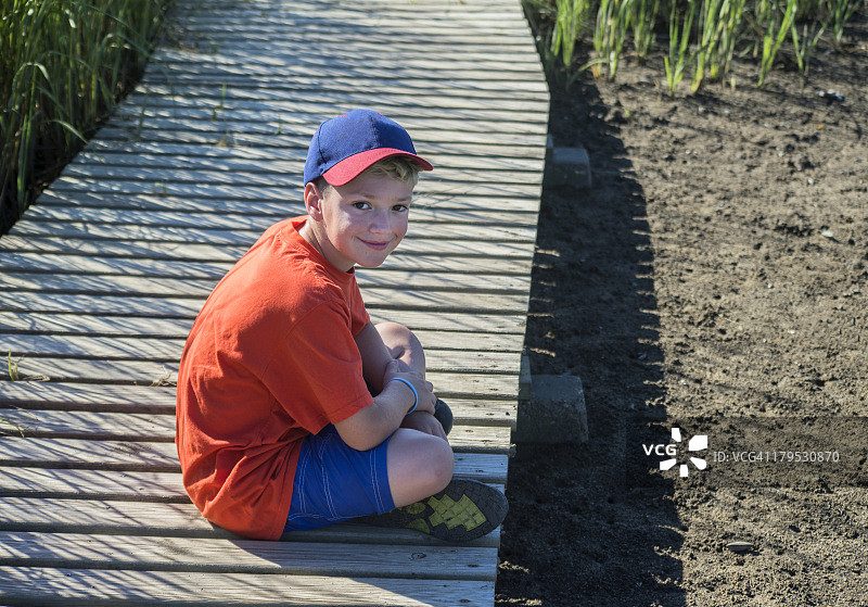 小男孩在木栈道上 - Wellfleet Bay Sanctuary图片素材