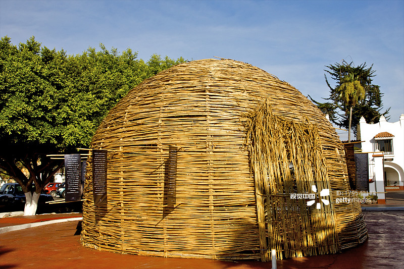 带有旗帜的圆顶状植物结构图片素材