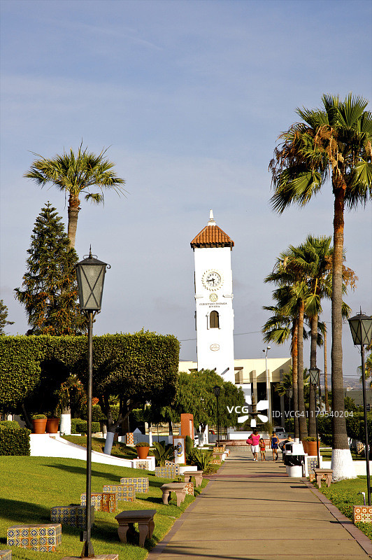 人群小路之上的白色钟楼图片素材