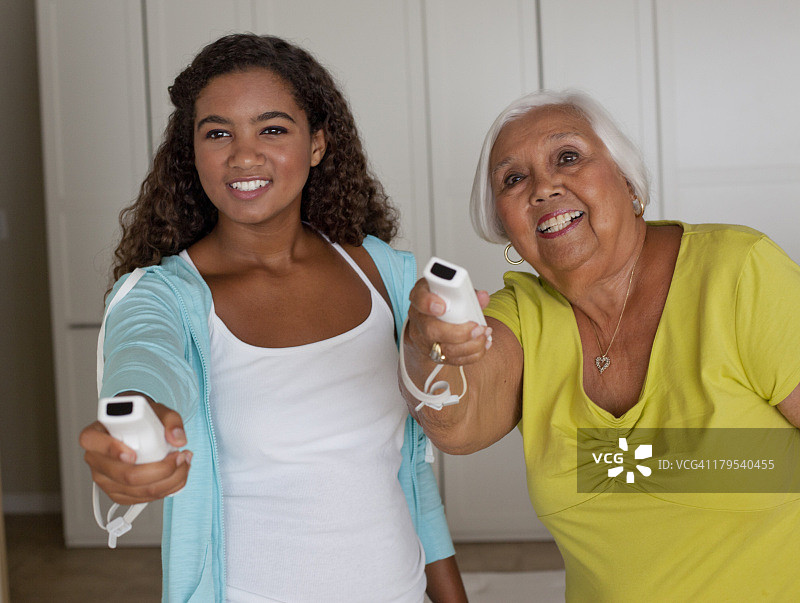 祖母和孙女玩电子游戏图片素材