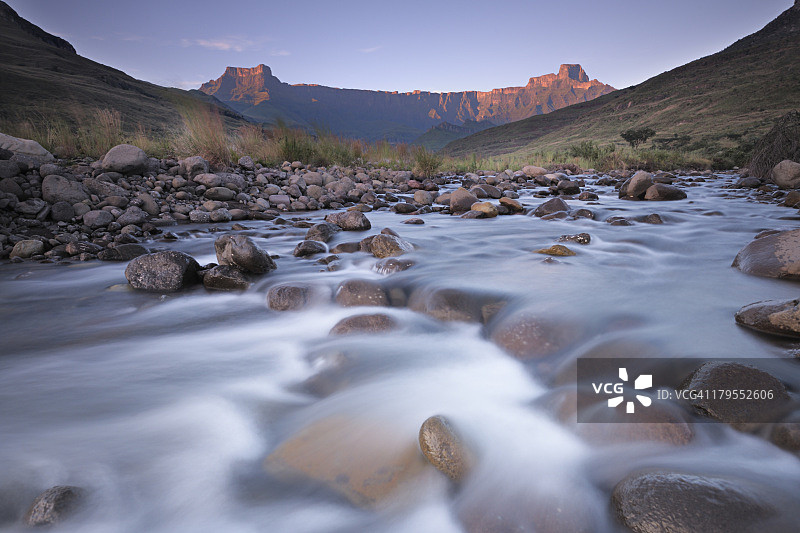 德拉肯斯堡山脉圆形剧场群峰景色图片素材
