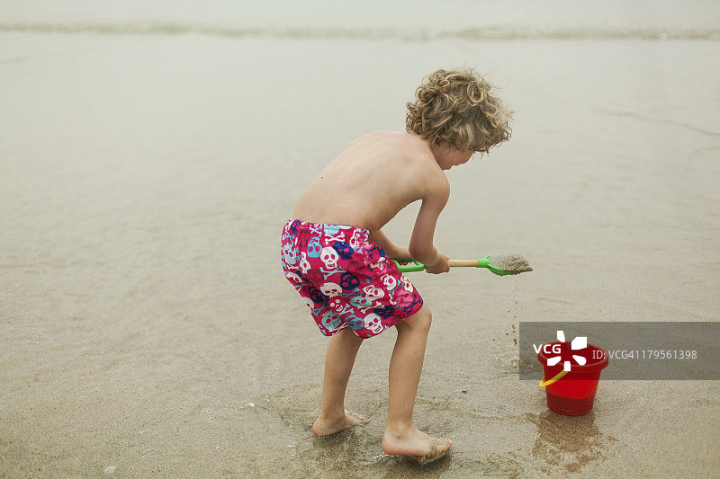 男孩在海滩玩耍图片素材