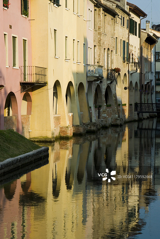 布拉内利运河和佩斯切里亚街附近的拱廊图片素材