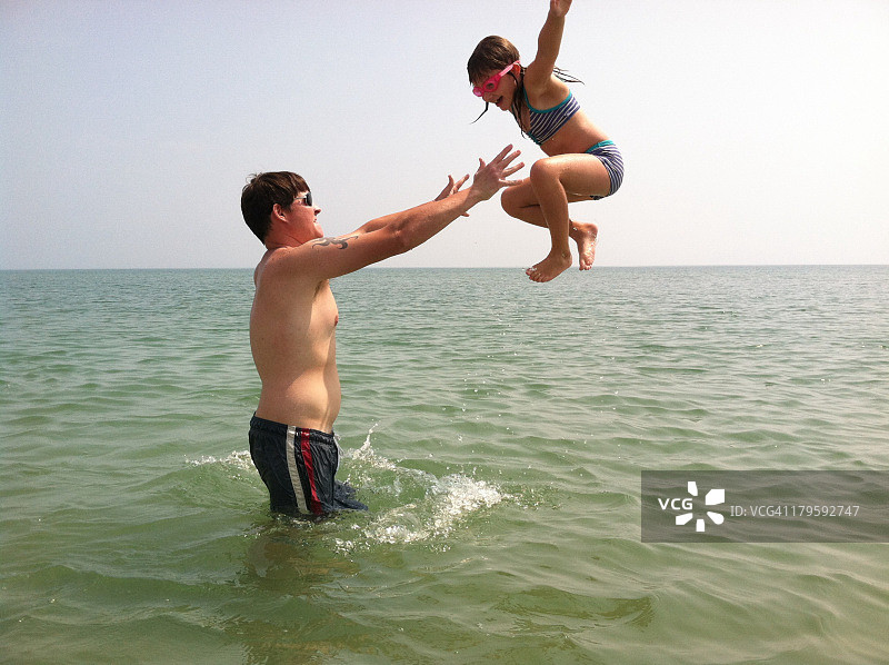 抛小孩图片素材