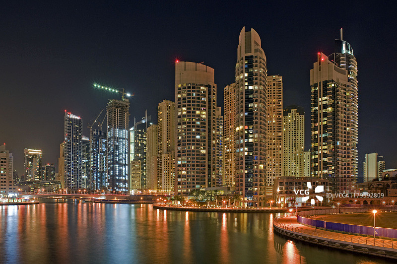 迪拜码头夜景图片素材