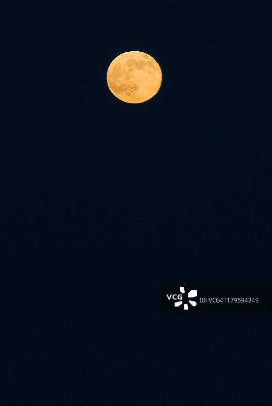 夜晚的红色月亮图片素材