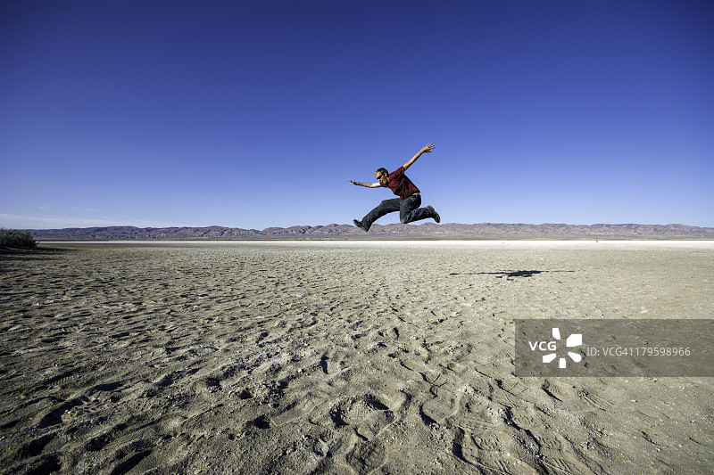 在沙漠中跳跃的男人图片素材