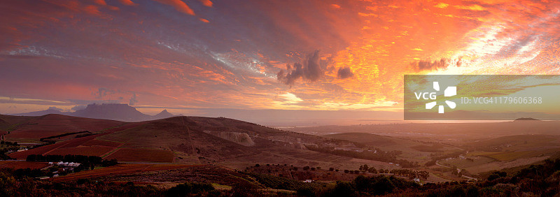 山丘灯光秀图片素材