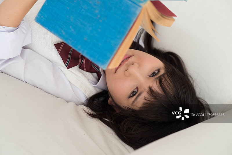 抱着书的女孩图片素材