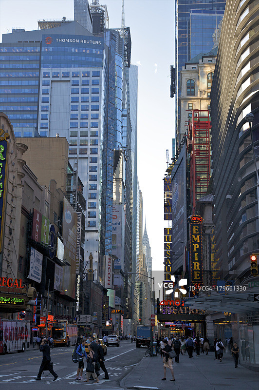 在时代广场的人们，城市灯光璀璨图片素材