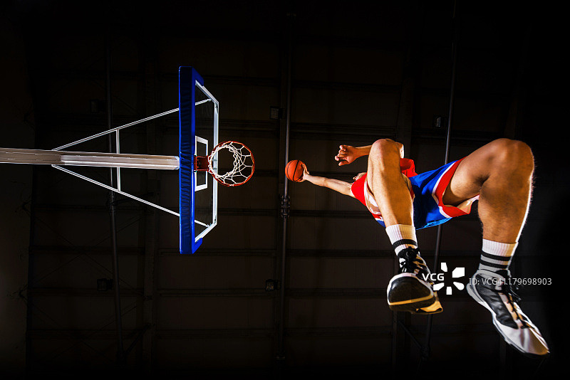 低角度视角：篮球运动员扣篮图片素材