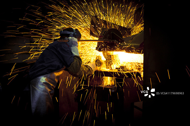 钢铁打磨工人图片素材