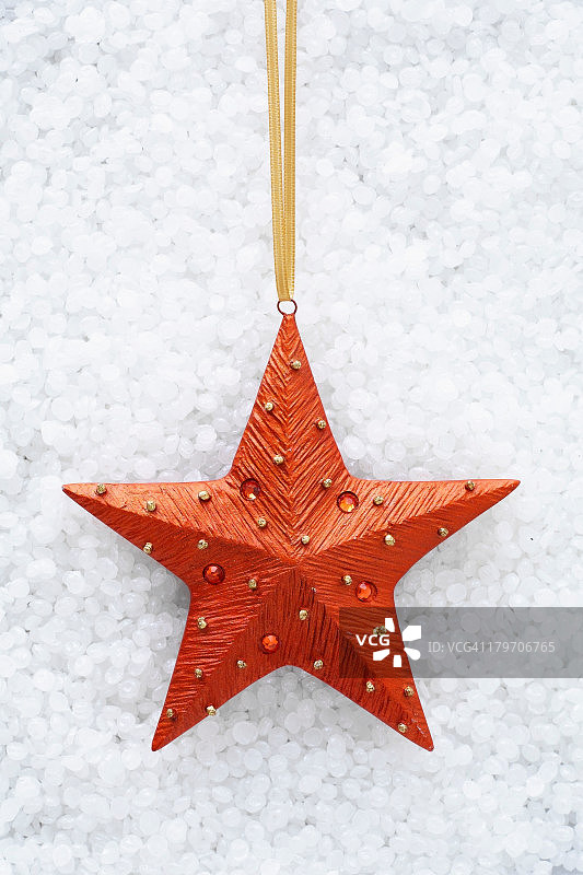 红色五角星形状的圣诞装饰品图片素材