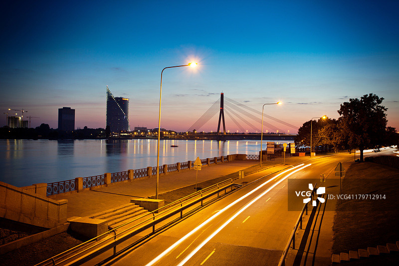 拉脱维亚里加的万苏大桥夜景图片素材