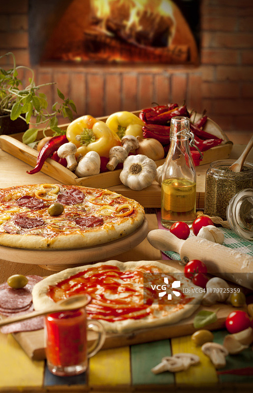 在燃木烤箱中烤披萨图片素材