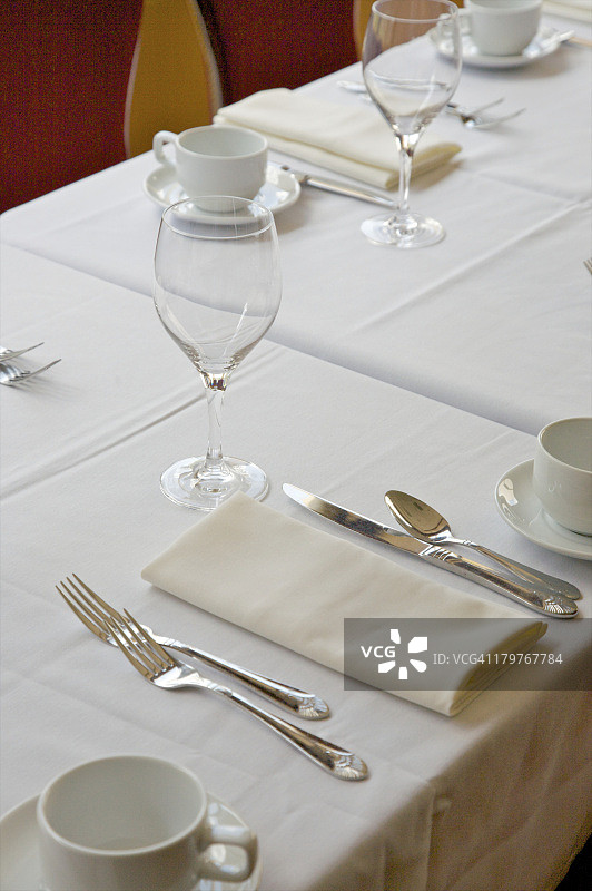 正式餐桌布置图片素材