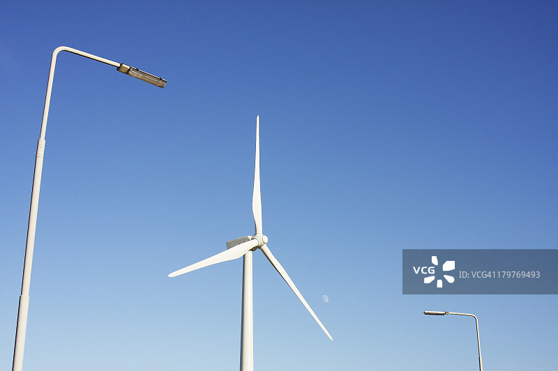 风力涡轮机与路灯图片素材