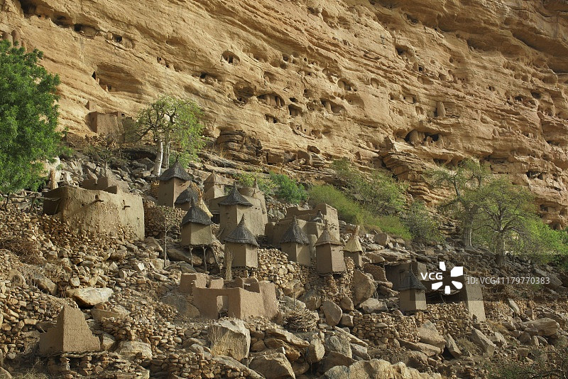 马里邦贾加拉悬崖下的多贡族村庄图片素材